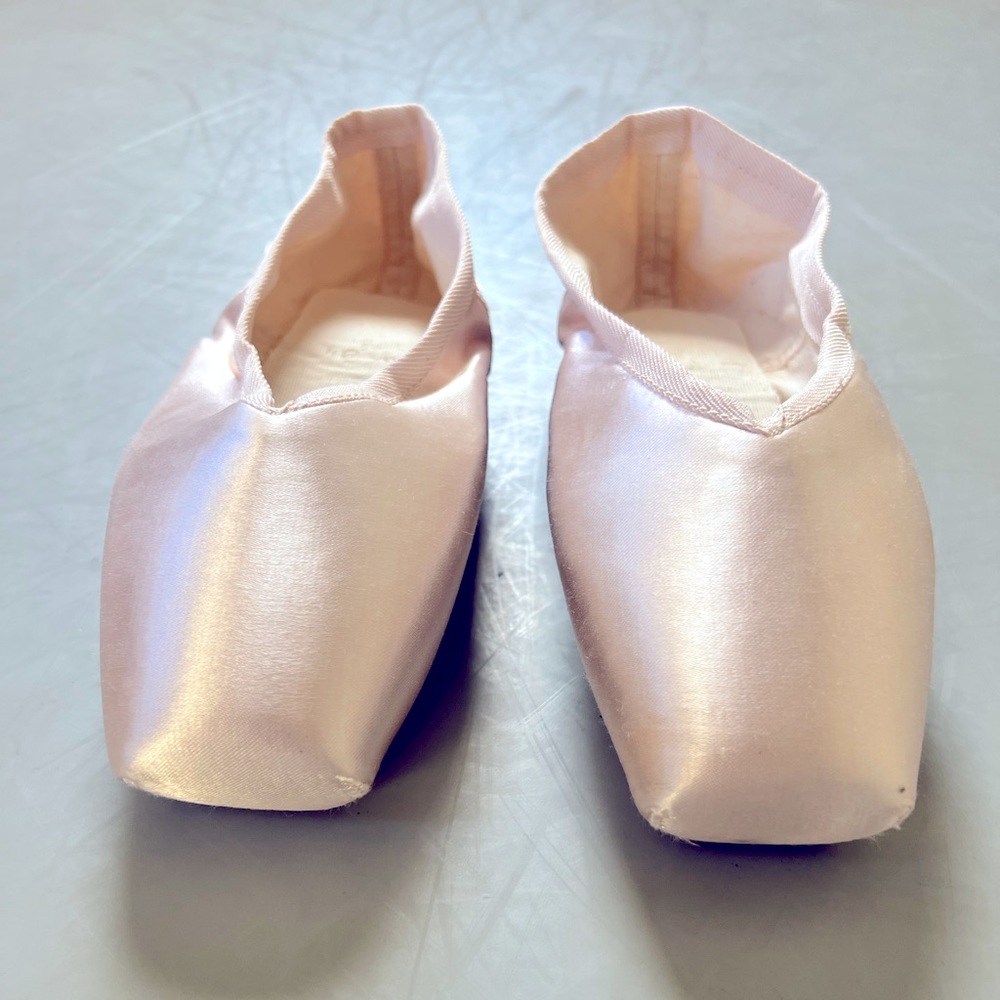 Russian Pointe Sapfir v-cut pointe shoe